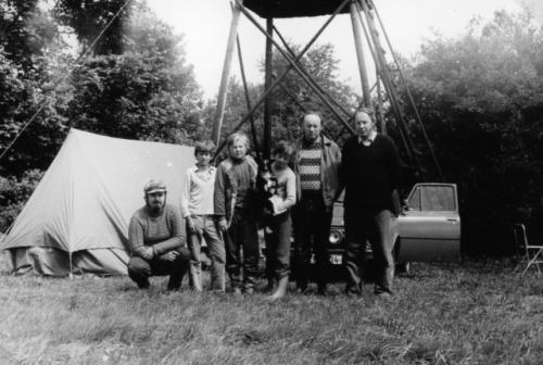 Sedící Honza Cuc OK1JJC, Tonda Lízr ml. Petr Antoš, se psem Pavel Antoš, Vašek Antoš OK1ARP a Honza Huryta OK1MNV