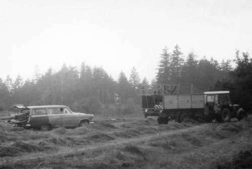 V těsném závěsu za traktorem vyjela i Volha