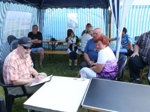 Honza OK1JC potvrzoval svoji účast, v pozadí Zdeněk OK1MKZ, Jirka OK1UKY s manželkou Danou OK1IFD