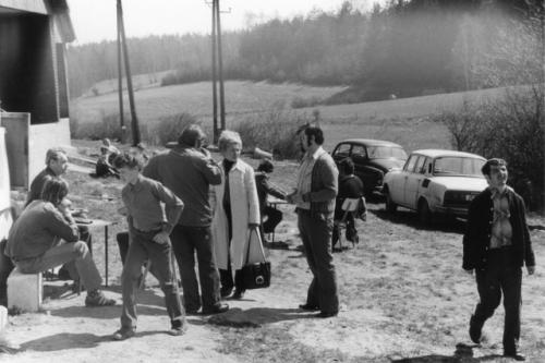 Porada pořadatelů. Sedící Jirka Slavík OK1MIS (Hořice) a Jaroslav Štefan (Železnice), stojící zezadu Jirka Podlipný OK1MZO, pí Eliška Fojtová OV Svazarmu Jičín a Honza Cuc OK1JJC