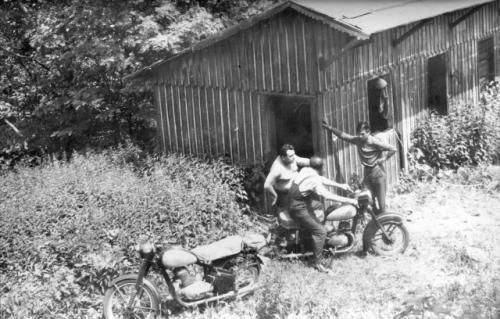 Pérák Zdeňka Burkerta, Standa Šmidrkal OK1AAH, na motorce Vašek Antoš OK1ARP a hovor sledoval Jarda Link OL5AFM