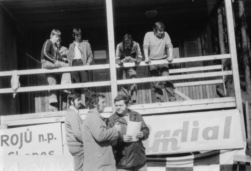 Na tribuně. Zleva Petr Nikl, Vláďa Ferles OL5BCR, Jirka Slavík OK1MIS, Jirka Podlipný OK1MZO. Pod tribunou Honza Cuc OK1JJC, Standa Malínský (Lanškroun) a Ing. Josef Krejčí OK1VKJ (Turnov)