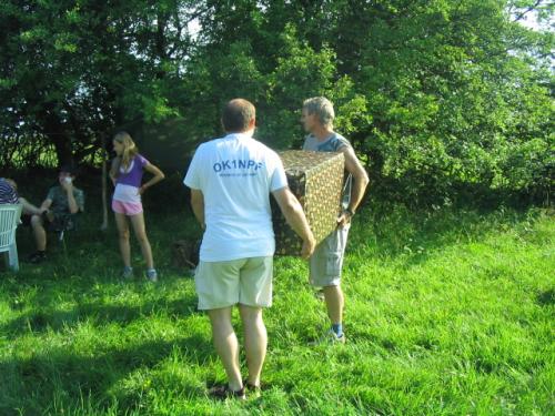 Honza Cuc OK1JC slavil šedesátiny, dar přinesli Roman Pokorný OK1NPF a Martin Kobrle OK1TKN, v pozadí Martina a Tomáš Kobrlovi