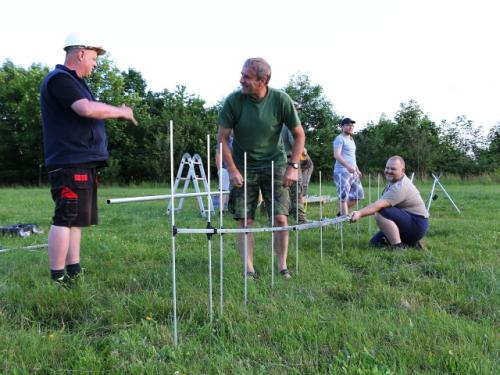 Při stavbě antény pro 144 MHz Vláďa OK1FUJ, Petr OK1AKI, Tomáš, Martin