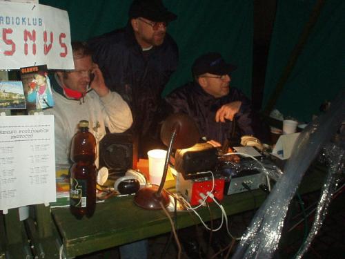 Telefonuje Míra Polák OK1MYM, přihlíží Míra Vaněk OK1MWM a s mikrofonem Honza Huryta OK1MNV