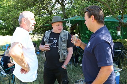 První přípitek. Petr OK1AKI, Vláďa OK1FUJ a Marek