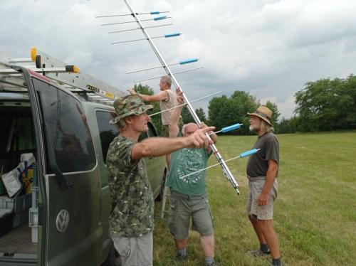 Po dešti započala výstavba. Martin OK1TKN, Petr OK1AKI, Jirka OK1UKY a Ota OK1XAV