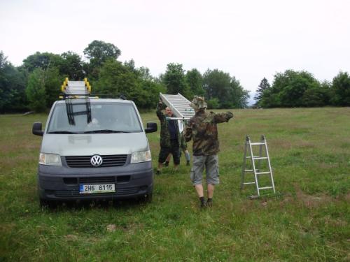 Začínáme vybalovat. Roman OK1NPF a Martin OK1TKN