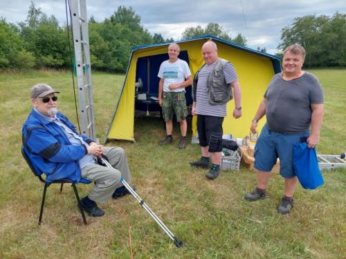 432 MHz pod dohleden zkušeného. Honza OK1JC, Petr OK1AKI, Vláďa OK1FUJ a Martin