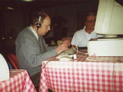 Honza Huryta OK1MNV soutěžící v programu RUFZ a rozhodčí Adolf Novák OK1AO