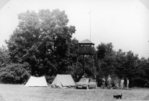 Celkový pohled na tábor - Honza Huryta OK1MNV, Tonda Lízr OK1MLA, Vašek Antoš OK1ARP, děti a pes