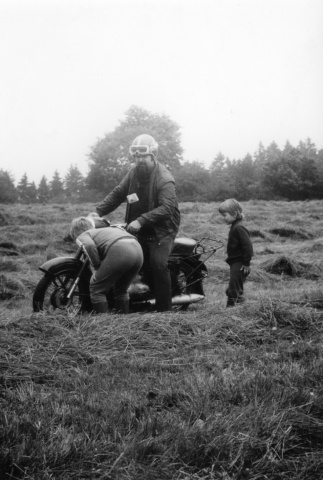 Dorazil i Honza Cuc OK1JJC, kolo kontroloval syn Martin, zezadu přihlížela dcera Petra