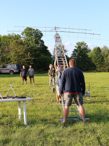 Vztyčování stožáru s anténami