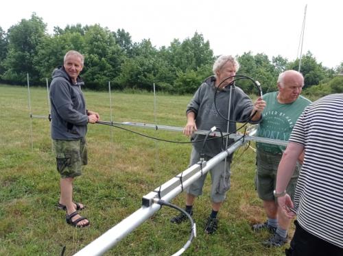 Stavba antén na 144 MHz. Petr OK1AKI, Martin OK1TKN a Jirka OK1UKY