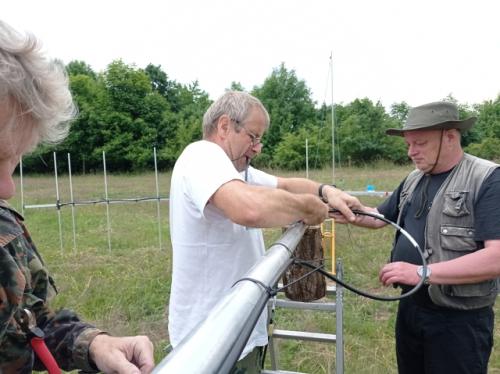 Petr OK1AKI kompletuje dělič. Kontroluje Martin OK1TKN a Vláďa OK1FUJ