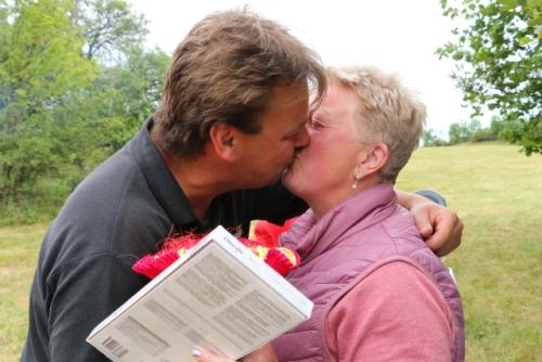 Přišlo velké gratulování. Marek blahopřeje Báře k životnímu jubileu