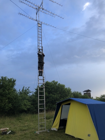 Petr OK1AKI dokončuje instalaci