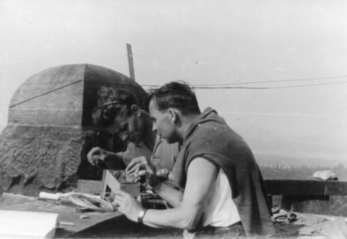 Při opravě zařízení André Matula a Ruda Weber OK1VHD