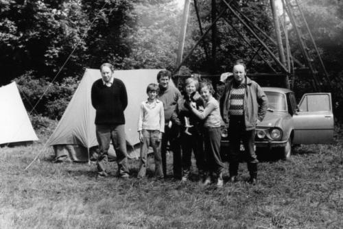 Zleva Honza Huryta OK1MNV, Tonda Lízr ml., Tonda Lízr OK1MLA, se psem Petr Antoš, Pavel Antoš a Vašek Antoš OK1ARP