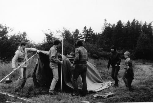 Při stavbě vysílacího stanu zleva Vláďa Ferles OL5BCR, Petr Romaniuk, Petr Knap OL5BJD, Pepa Nosek OK1AXN, Naďa Romaniuková OK1UXL a Martin a Petra Cucovi