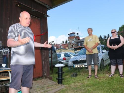 Hosty přivítal Vláďa OK1FUJ, přihlíželi Petr OK1AKI a Veronika OK1ZLO