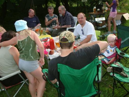 Při posezení před závodem Kuba, Maruška a Štěpánka Knapovi, Vláďa Ferles, Martin Kobrle OK1TKN, Honza Cuc OK1JC, Roman Pokorný OK1NPF se synem Ondrou, v pozadí čepovala pivo Martina Kobrlová