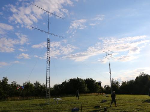 Když oba stožáry stály, začala stavba stanů