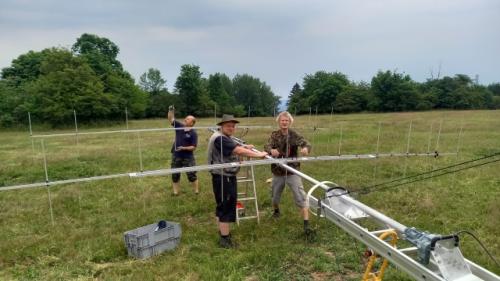 Roman OK1NPF vyrovnává prvky. Pomáhají Vláďa OK1FUJ a Martin OK1TKN