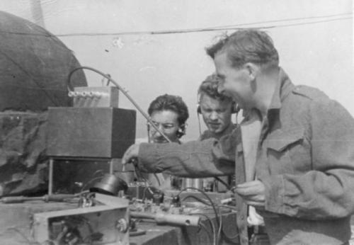 Ještě doladit a bylo možné vysílat - Ruda Weber OK1VHD a se sluchátky André Matula