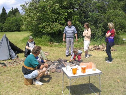U ohně zleva Martin Kobrle OK1TKN, Anička Knapová, Honza Cuc OK1JC, Martina Kobrlová, Petra Cucová a Věra Kobrlová