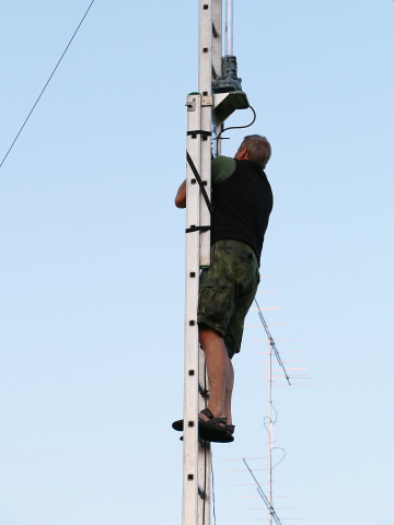 Petr OK1AKI instaloval anténu na 3,5 MHz pro SSB Ligu