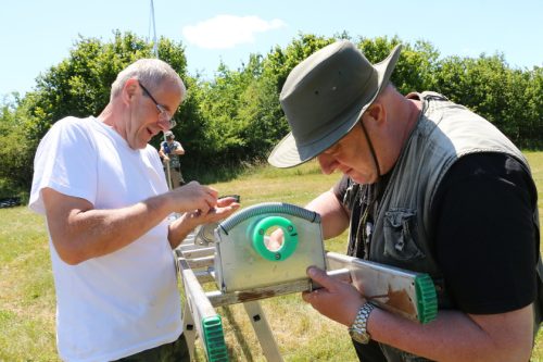 Příprava žebříkostožáru. Petr OK1AKI, Vláďa OK1FUJ a v pozadí Martin OK1TKN