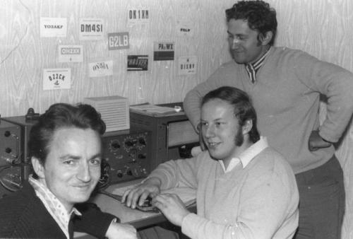 V radioklubu v budově ZPA - Jarda Holý OK1MIZ z Hostinného, u klíče Honza Huryta OK1MNV, stojící Tonda Lízr OK1MLA