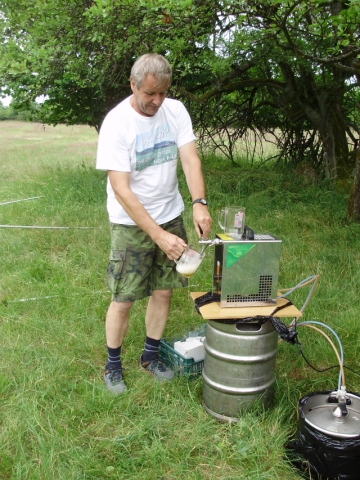 Před vztyčením je nutné se občerstvit. Petr OK1AKI