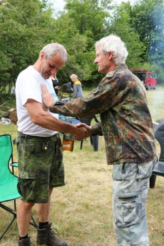 Martin OK1TKN přeje Petrovi OK1AKI ke 30 letům ve funkci VO OK1KMP