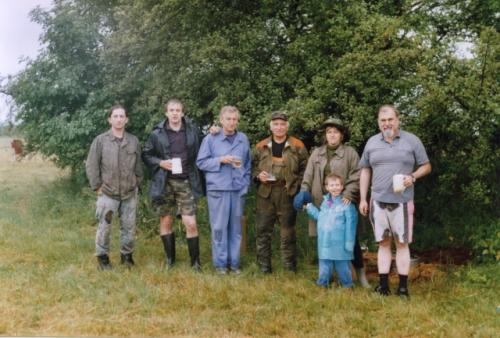 Zleva Petr Polášek, Petr Knap OK1AKI, Ota Knap st., Jarda Polášek, Věra Kobrlová s dcerou Martinou a Honza Cuc OK1JC 