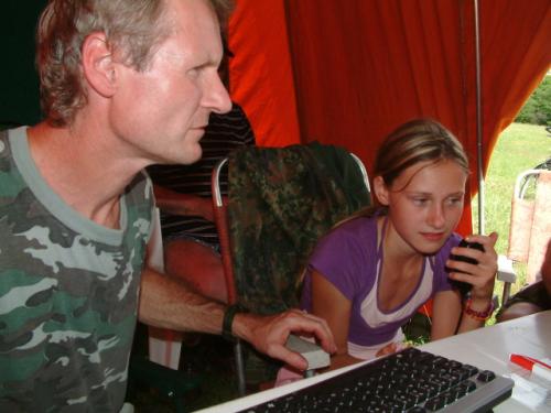 U mikrofonu Martina Kobrlová, dohlížel táta Martin OK1TKN