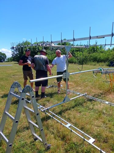 Před dokončením antén pro 70 cm. Jakub, Vláďa OK1FUJ a Petr OK1AKI