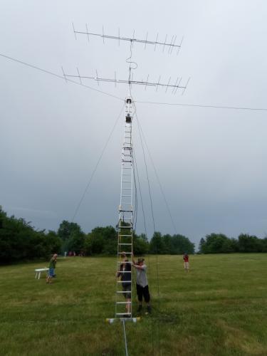 Už skoro stojí. Vítek, Petr OK1AKI, Vláďa OK1FUJ, Kuba