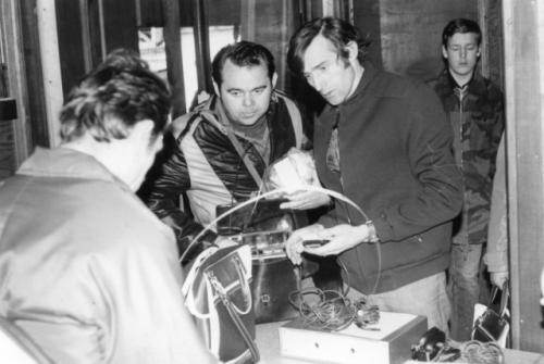 Rozdílení jednotlivých vysílačů. Míla Jůza OK1DMJ, Tonda Matěják (L. Bělohrad), Jirka Slavík OK1MIS, a spící Petr Nykl