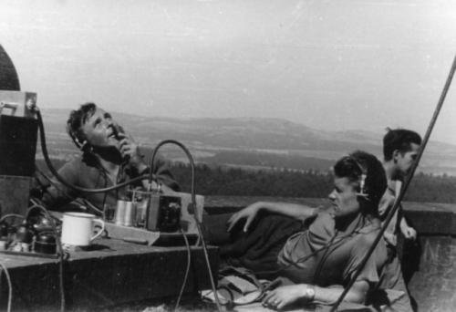 Při spojení Ruda Weber OK1VHD, se sluchátky poslouchal André Matula