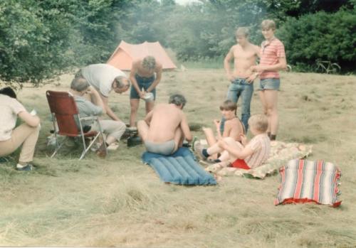 Při chvíli odpočinku zleva Aleš Stirand OL5VGB, Vašek Antoš OK1ARP, Honza Huryta OK1MNV, s ešusem Martin Kobrle, sedící Pepa Nosek OK1AXN, Naďa Romaniuková OK1UXL a Martin Cuc, stojící Petr Nykl OL5BIW a Petr Knap OL5BJD