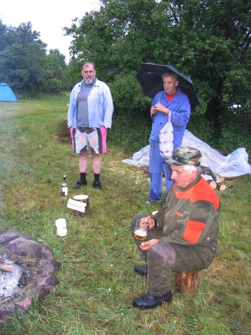 Při odpočinku u ohně Honza Cuc OK1JC, Ota Knap st. a Jarda Polášek