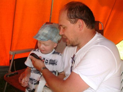 Vysílat začínal i Ondra Pokorný, kterému s mikrofonem pomáhal táta Roman OK1NPF