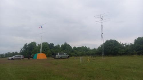 Antény stojí, ještě postavit druhý stan