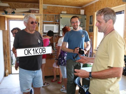 VO Pepa OK1MKD přebíral novou značku, přihlíželi Ivoš OK1TYR a VO Petr OK1AKI, zatímco ženské protějšky zkoumaly kuchyňský koutek