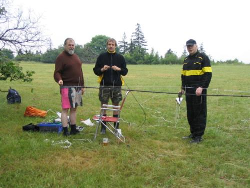 Honza Cuc OK1JC, Petr Knap OK1AKI a Honza Huryta OK1MNV připravovali anténu F9FT pro pásmo 70 cm