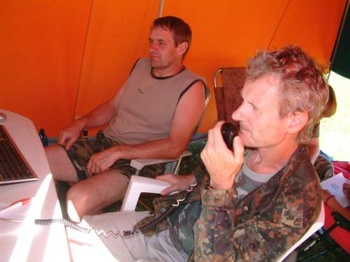 U mikrofonu Martin Kobrle OK1TKN, přihlížel Petr Knap OK1AKI