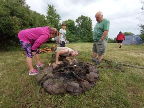 Snad to bude hořet. Dana OK1IFD, Martin OK1TKN, Petr OK1AKI, Dominik, Jirka OK1UKY a Štěpánka