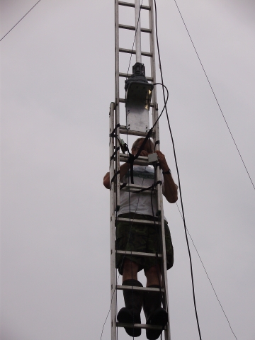 Petr OK1AKI dodělává nezbytnou anténu na 3,5 MHz